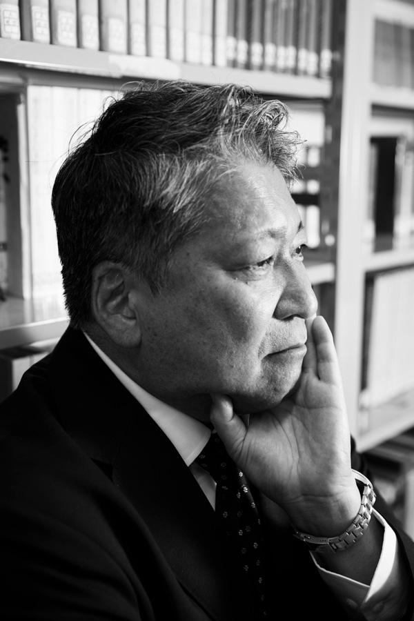 文学学術院　文学部　教授　長﨑潤一